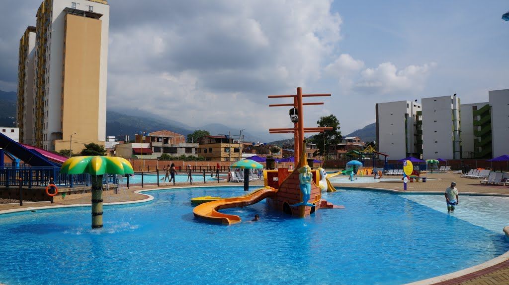 Una gran piscina con un barco pirata en el medio