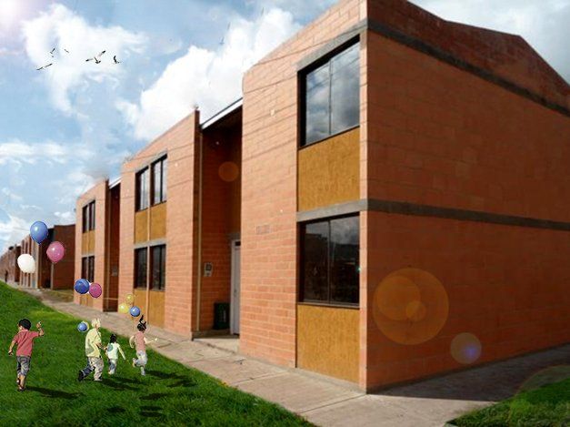 Un grupo de niños juega frente a un edificio de ladrillos