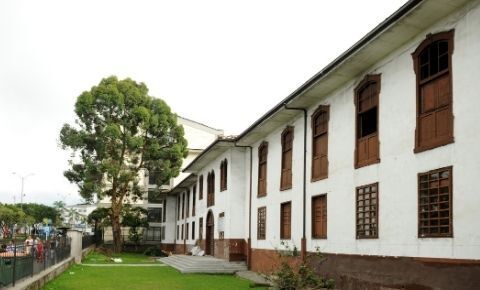 Un gran edificio blanco con muchas ventanas