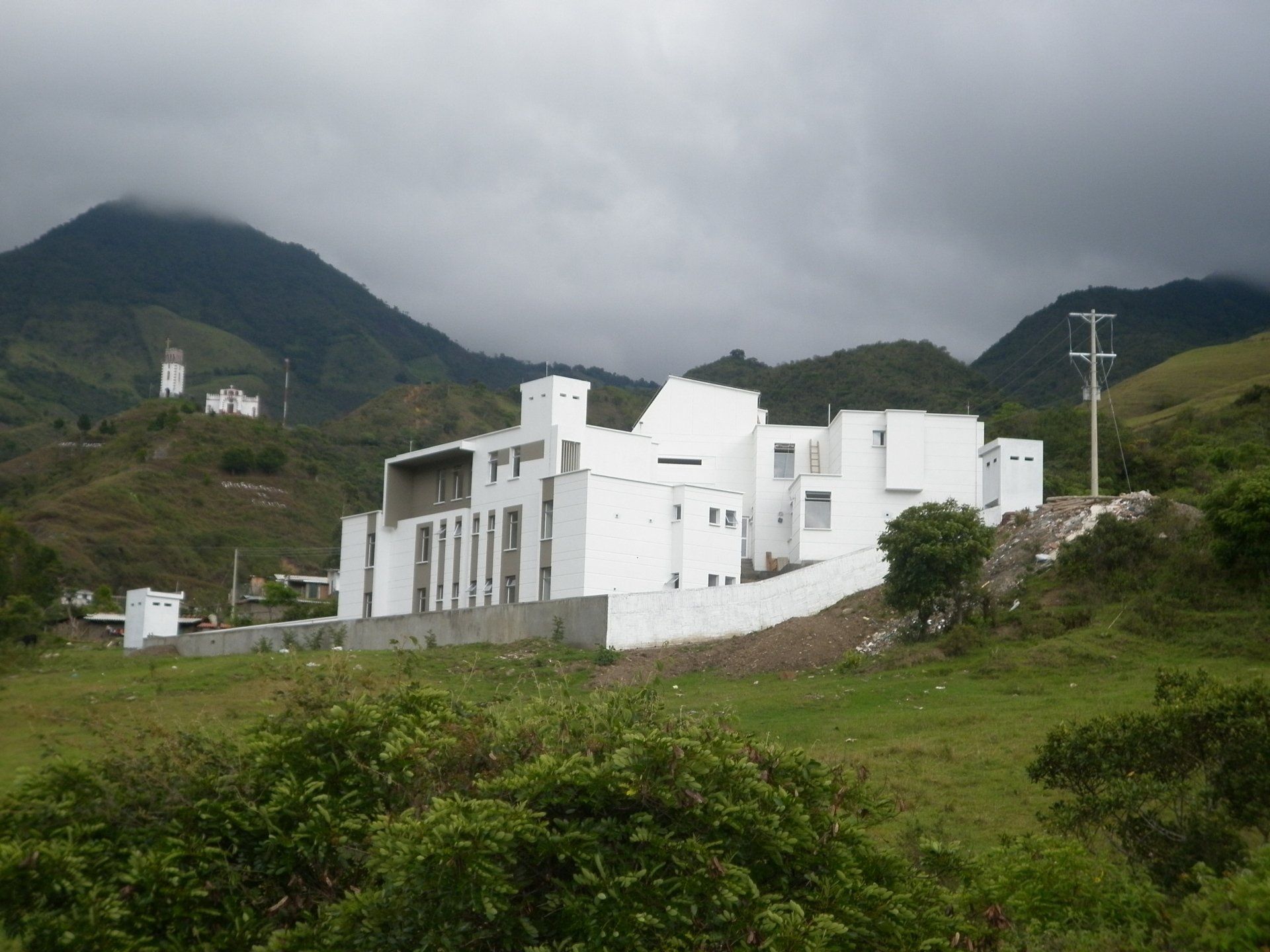 Un gran edificio blanco con montañas al fondo