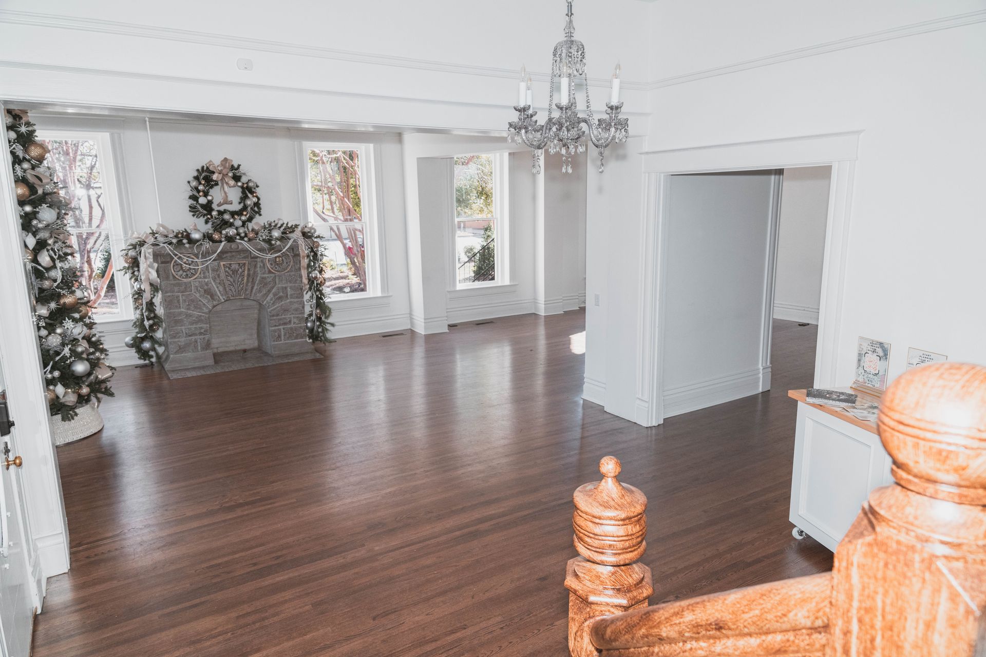 The landing of the E.O. Manees House located in North Little Rock, Arkansas