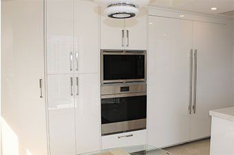 Modern Kitchen Cabinets in Gloss White.
Sub-zero Appliances. Miami