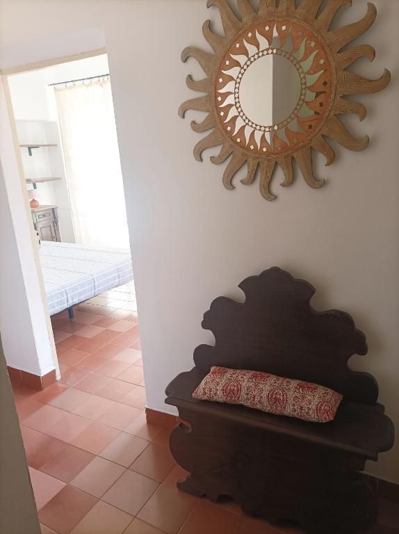 disimpegno casa con specchio e panca