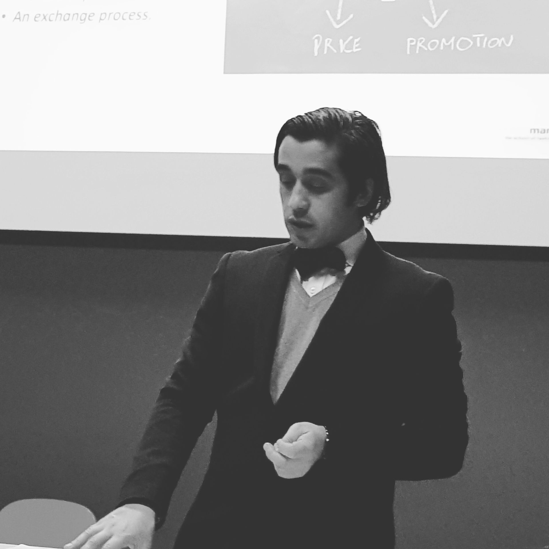 fabi tronolone, aula com o professor e ex PR de Vivenne Westwood