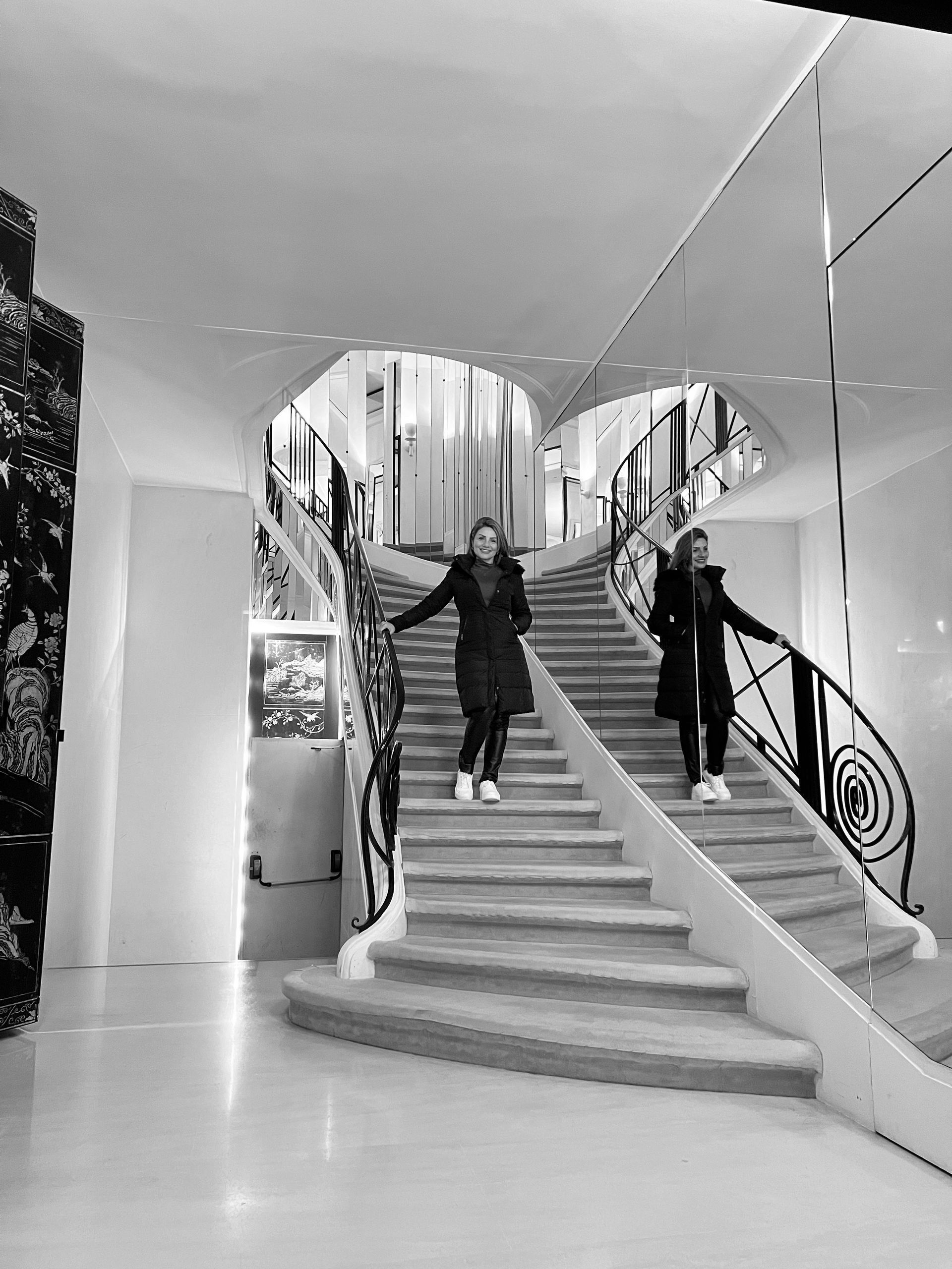 fabi tronolone, na escadaria da casa e atelier da Chanel