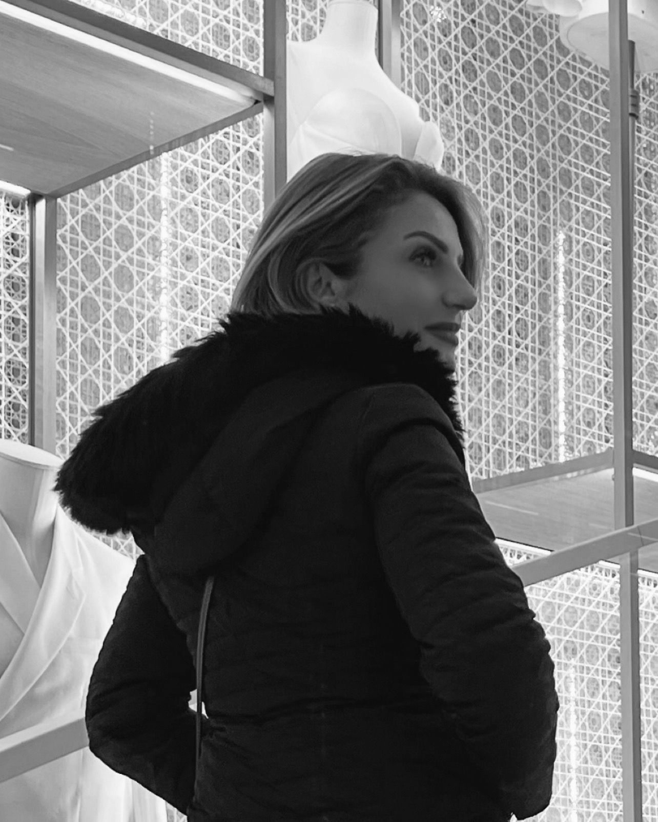 fabi tronolone, na escadaria da Dior em paris