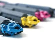 Primer plano de cuatro cartuchos de tóner de colores: azul, amarillo y rosa.