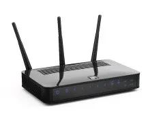 Enrutador inalámbrico negro con tres antenas.