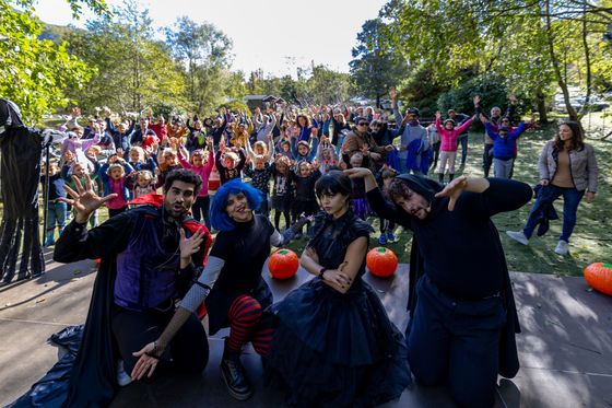 Un gruppo di persone vestite in costume posano per una foto.