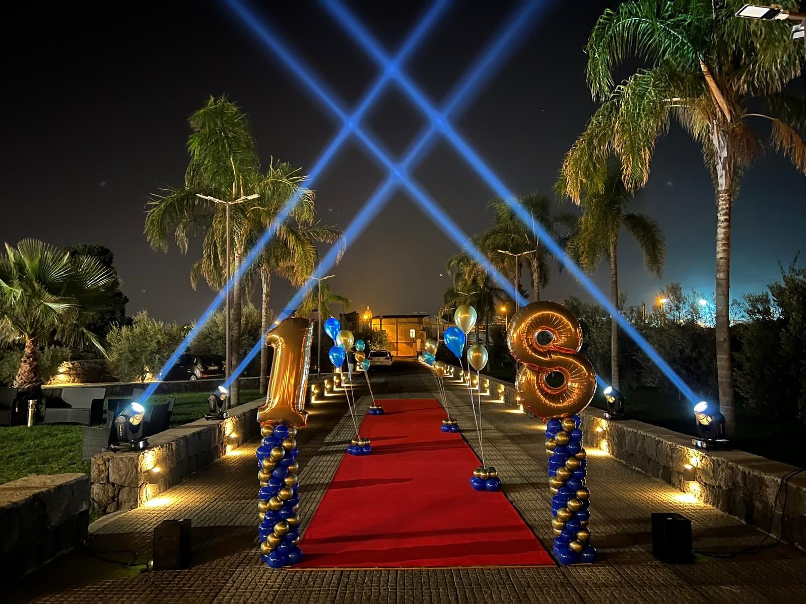 Una donna con una torta di compleanno è in piedi davanti al cartello 