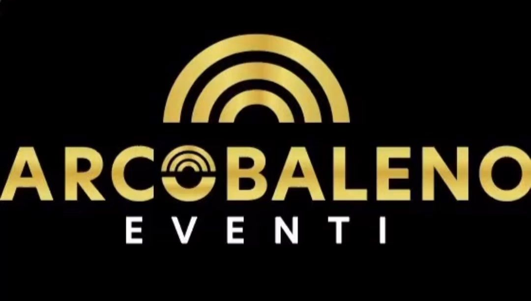 Logo ad arco dorato sopra la scritta 