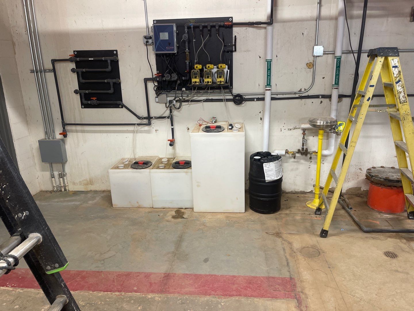 A room with a ladder and a barrel on the floor