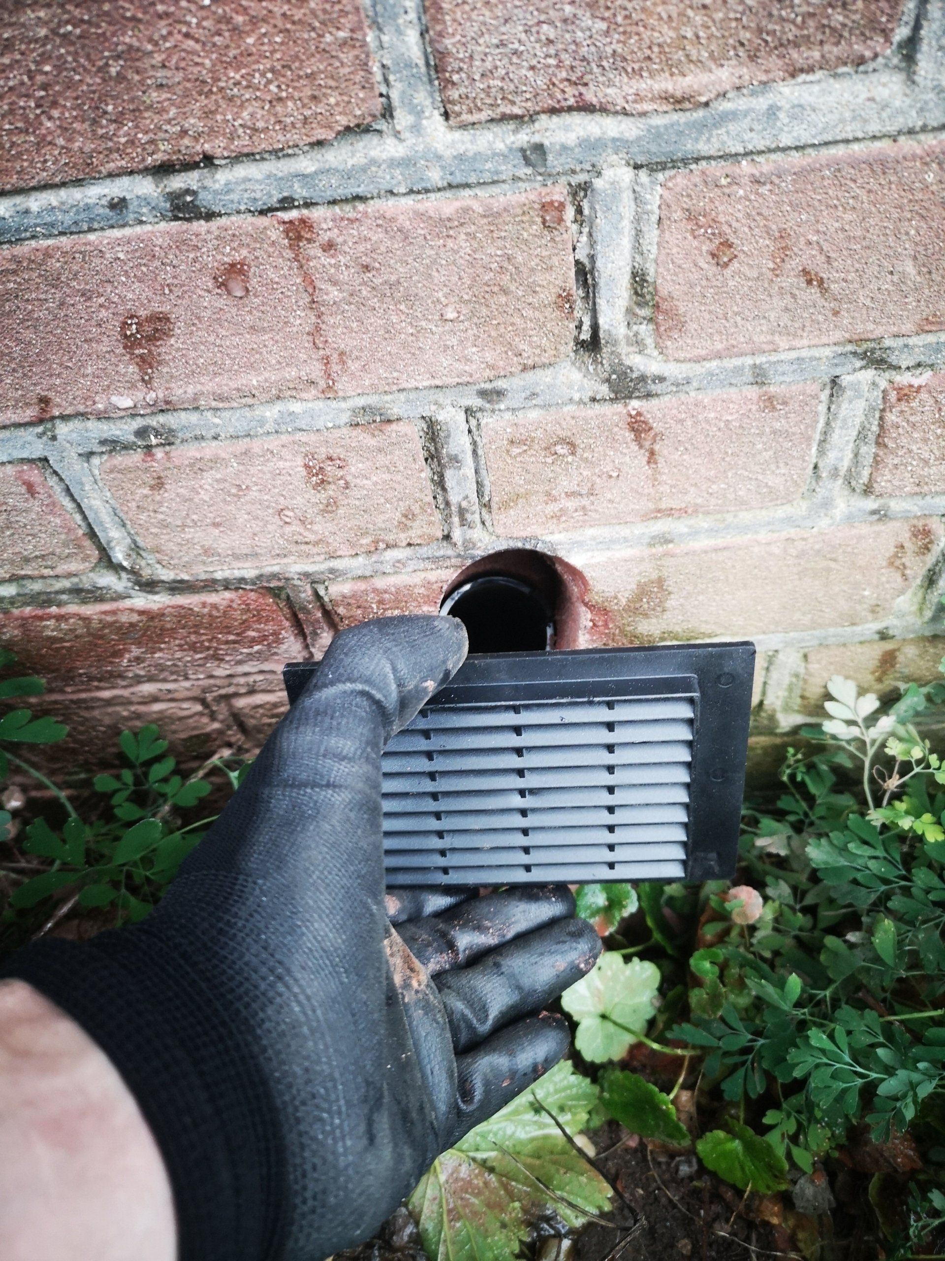 Kruipruimte ventilatie aanbrengen tegen een vochtige kruipruimte