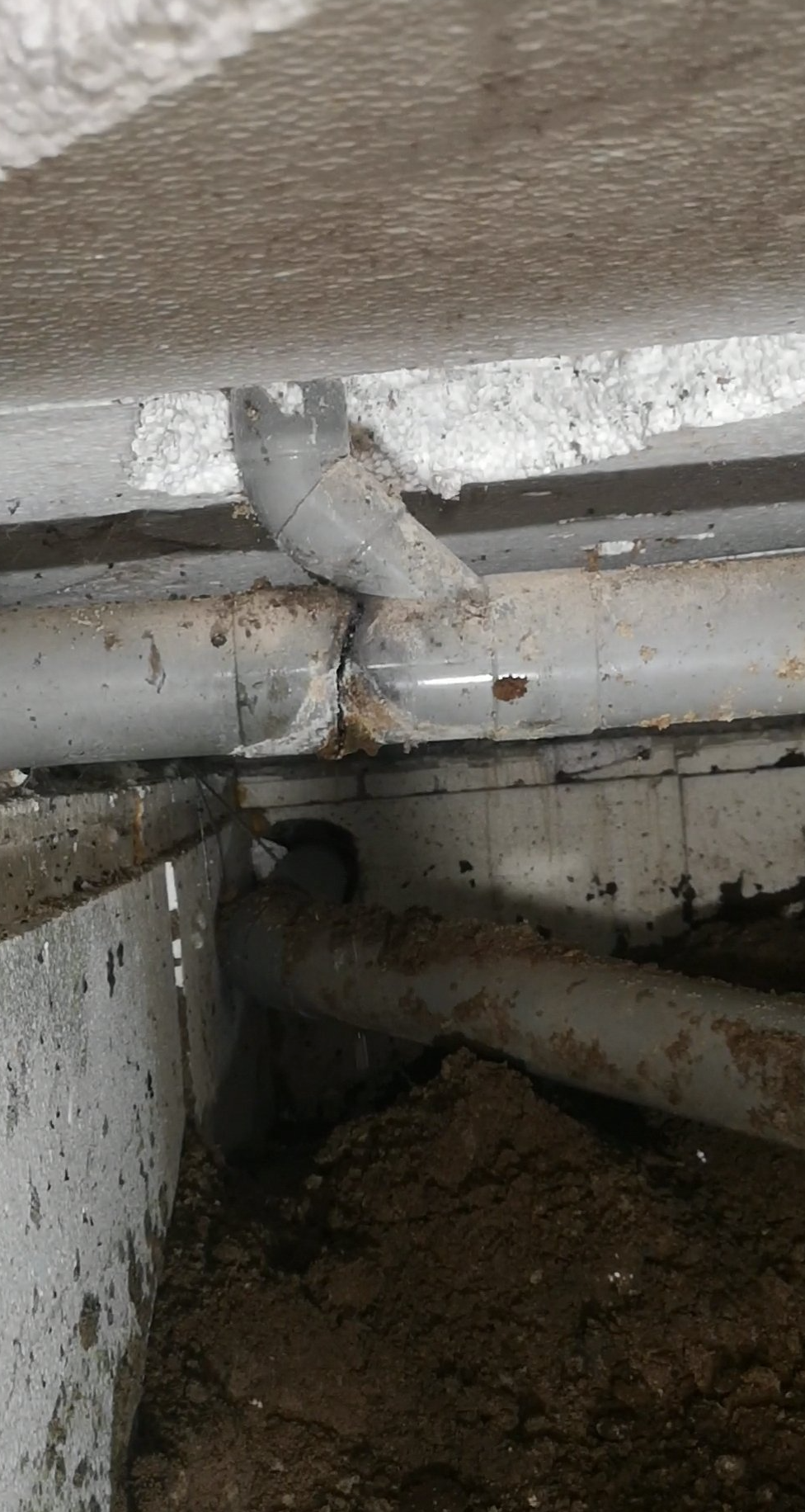 Lekkende afvoeren kruipruimte