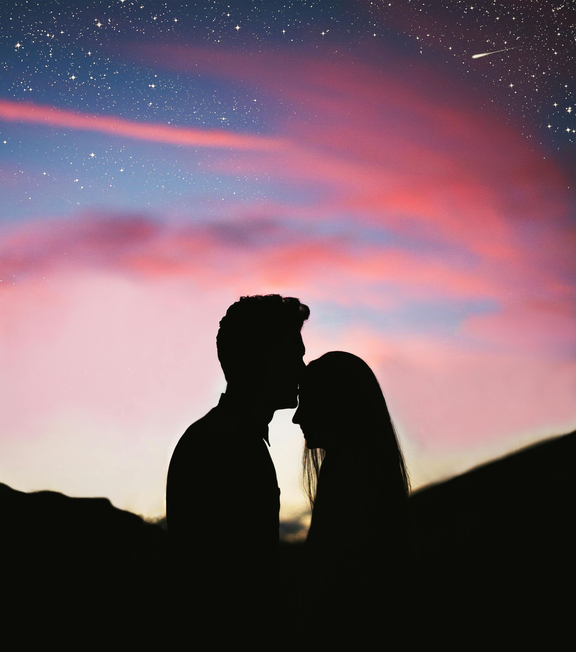 Silueta de una pareja besándose, bajo un atardecer rosa y azul, con estrellas visibles.