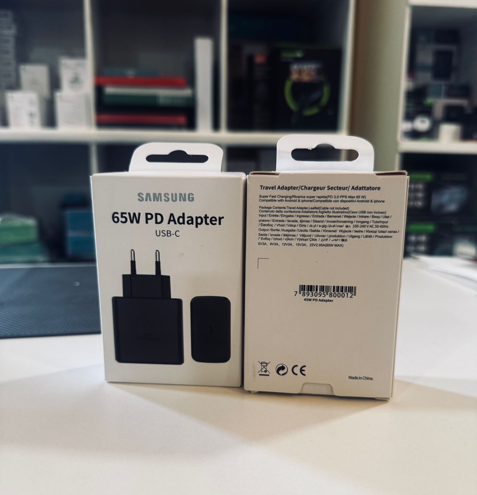Dos cajas de adaptadores Samsung PD de 65 W, blancas con la imagen de un cargador