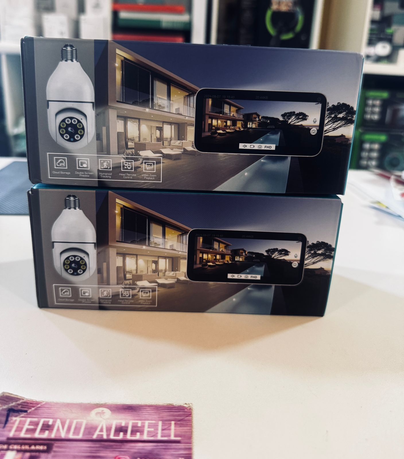 Dos cajas apiladas, cada una con una cámara de seguridad con forma de bombilla.