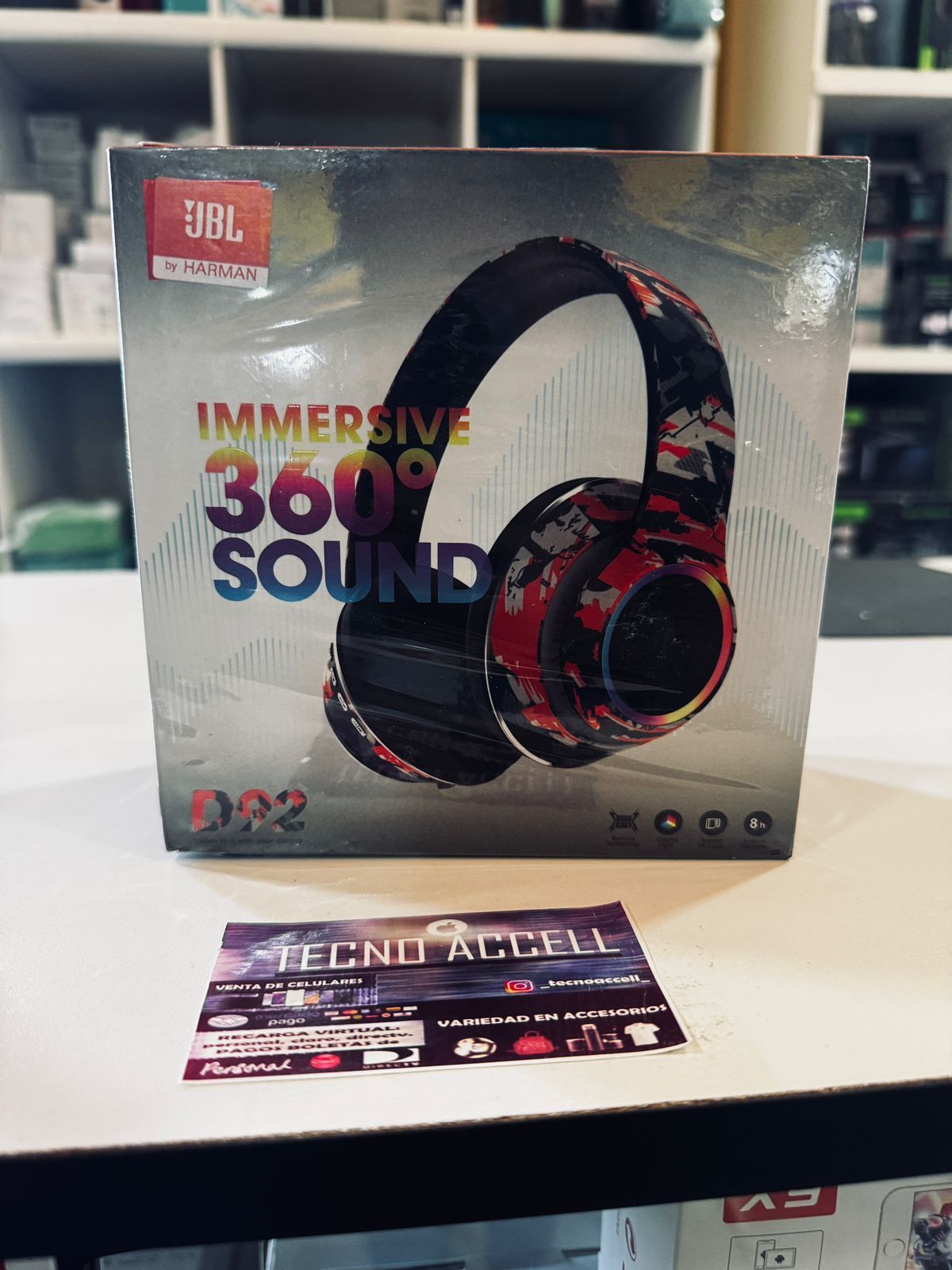 Caja de auriculares JBL D92 con un diseño colorido que ofrece un sonido envolvente de 360 grados.