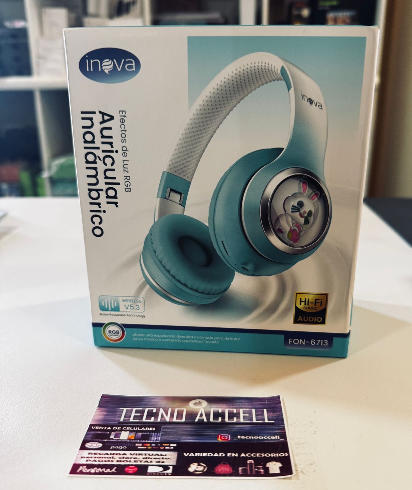 Audífonos inalámbricos en caja verde azulado con detalles en blanco.