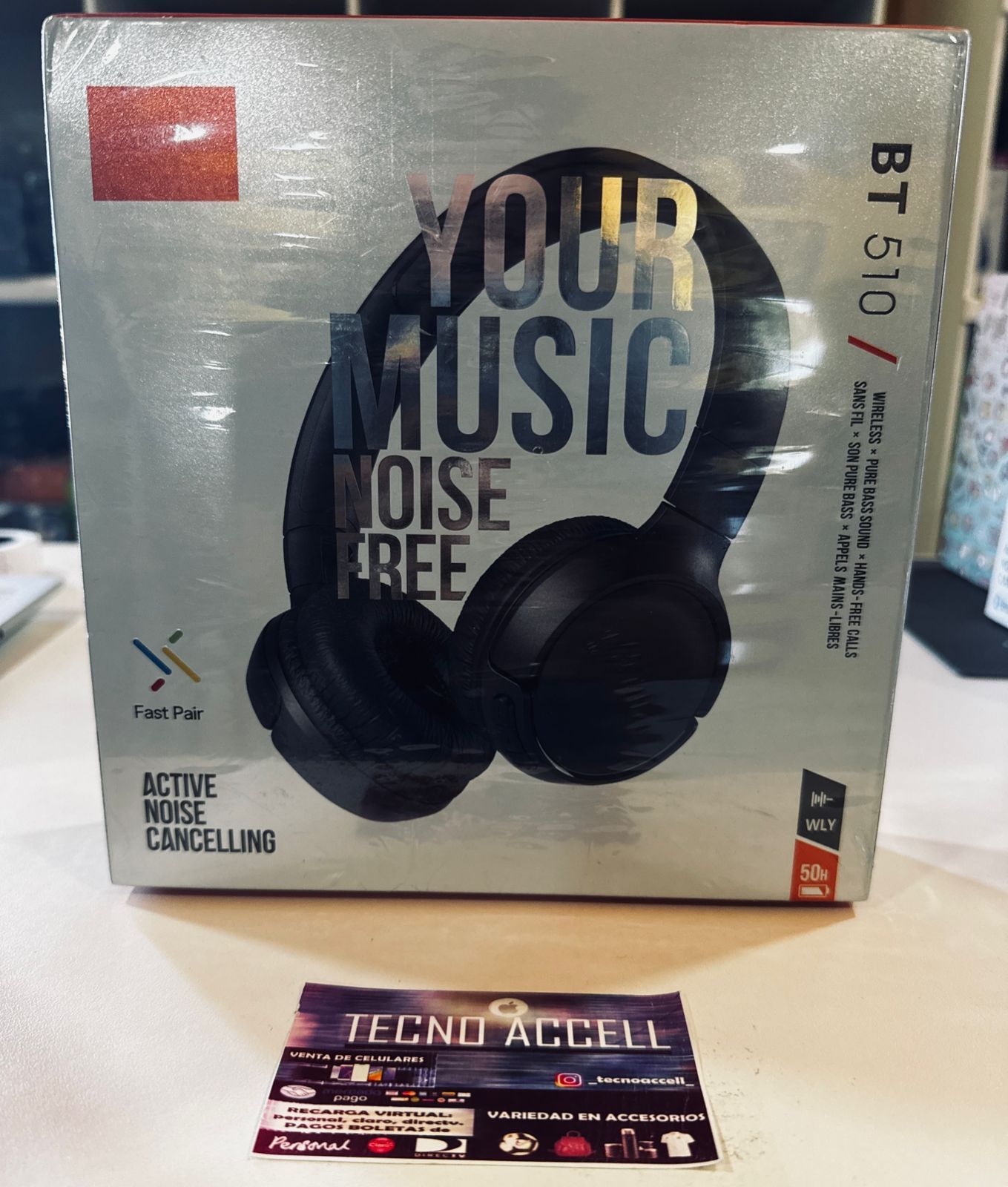 Auriculares negros en caja con el texto