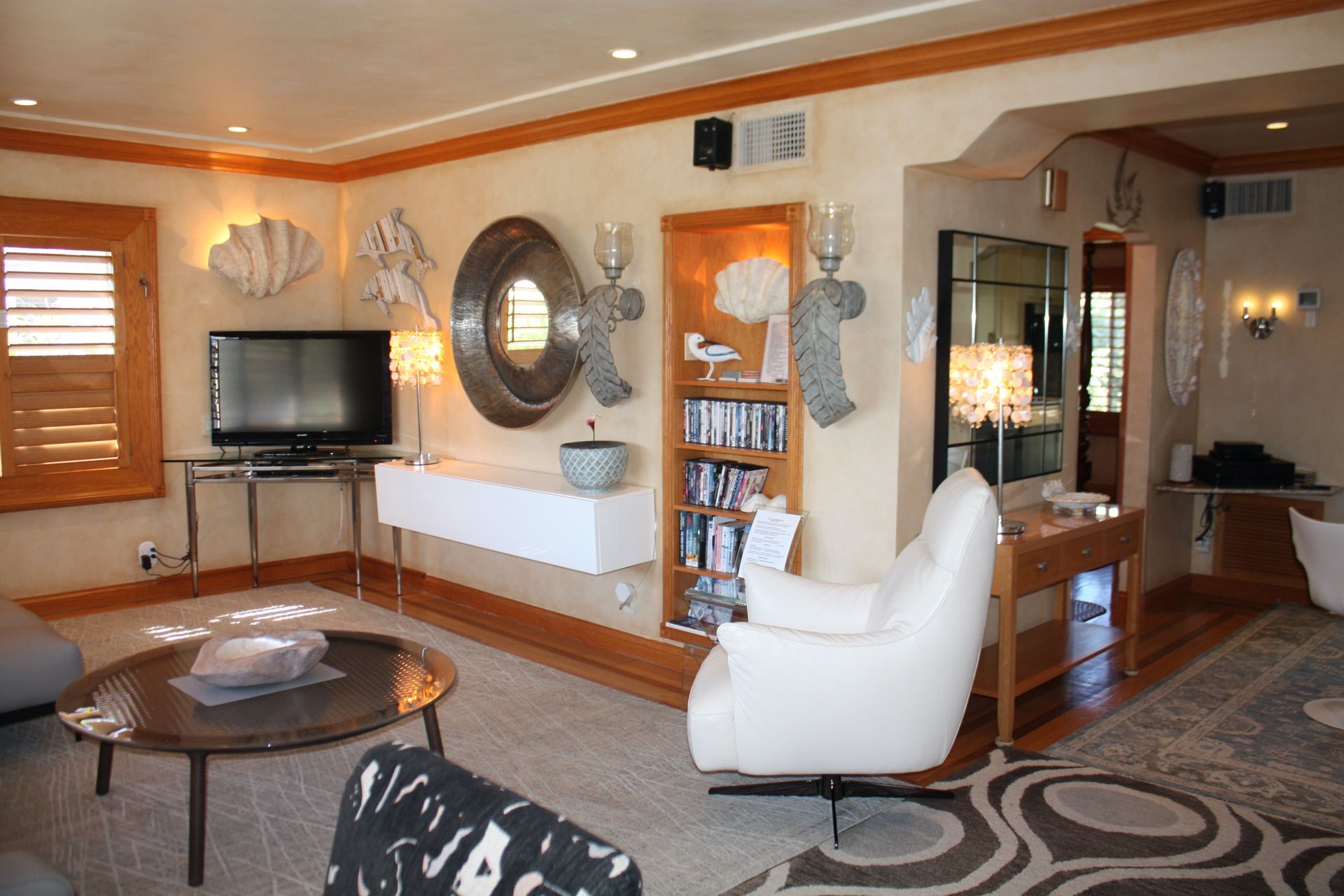 A living room filled with furniture and a flat screen tv