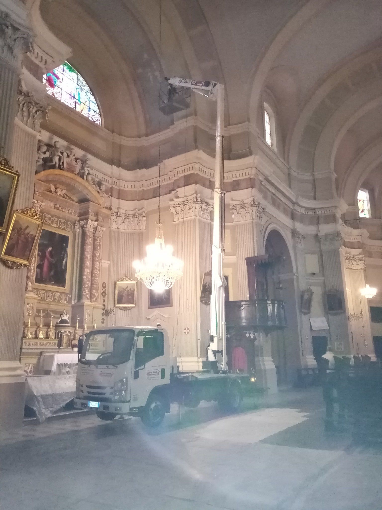mezzo con piattaforma aerea per lavori di edilizia in una chiesa