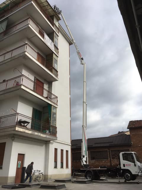 mezzo con piattaforma aerea per traslochi