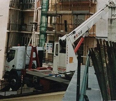 mezzo con piattaforma aerea per lavori di edilizia