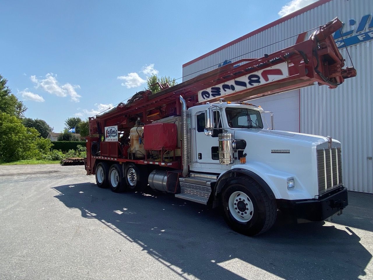 Emplacement réservé pour une image représentant une montagne et un cercle.