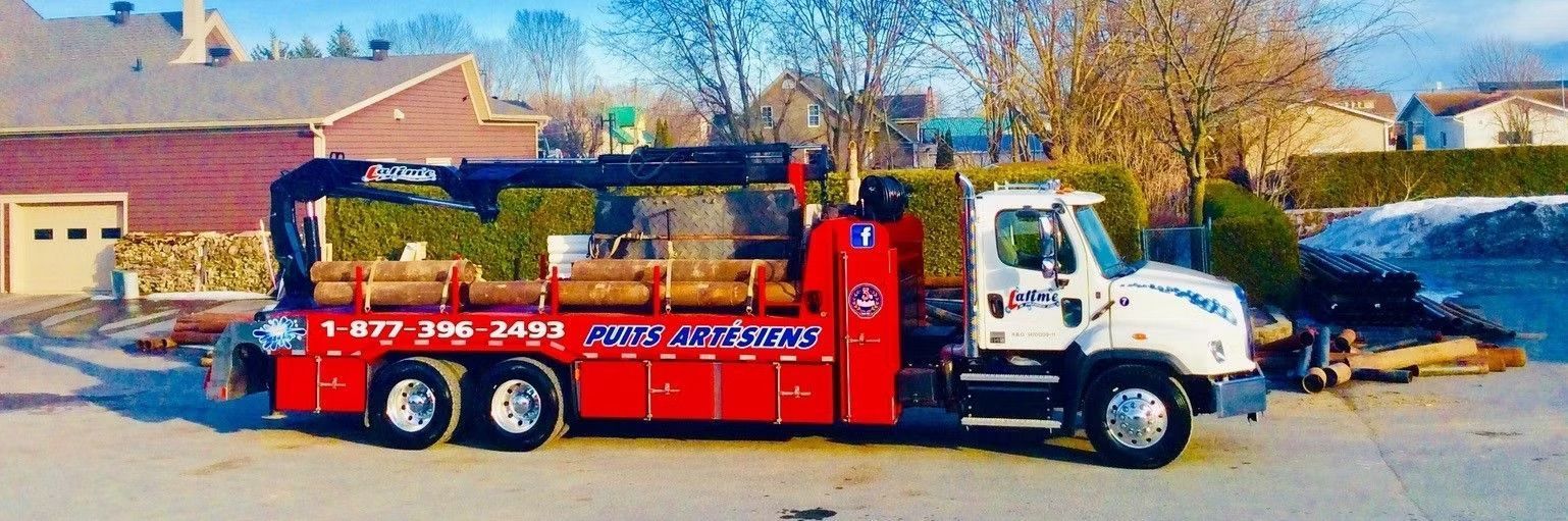 Camion d'élagage rouge et blanc avec grumes et grue. Ensoleillé à l'extérieur.