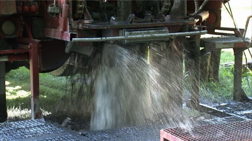 Plateforme de forage pulvérisant de l'eau.