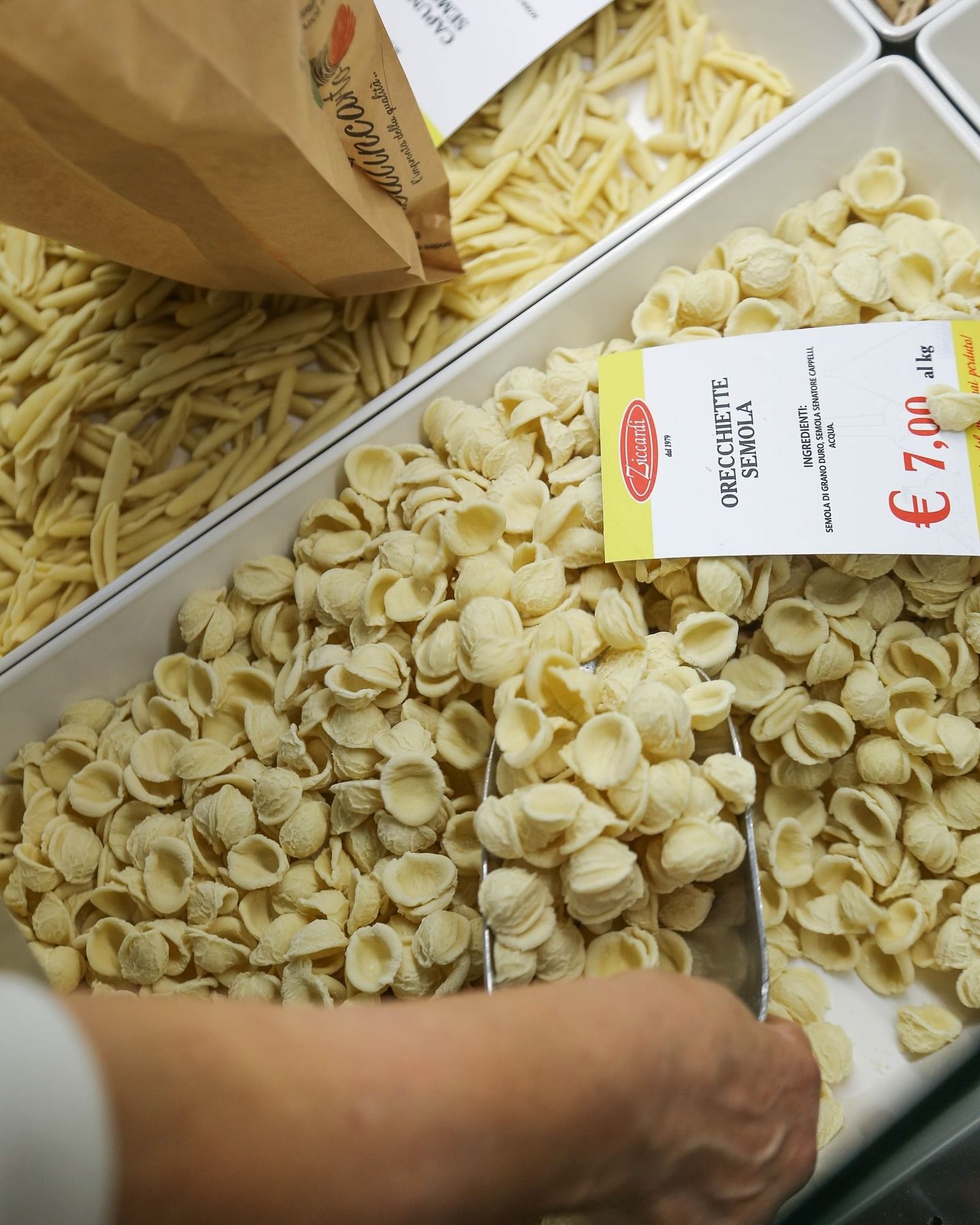 Contenitori per la pasta con orecchiette raccolte a mano, il prezzo è di 7,00 €.