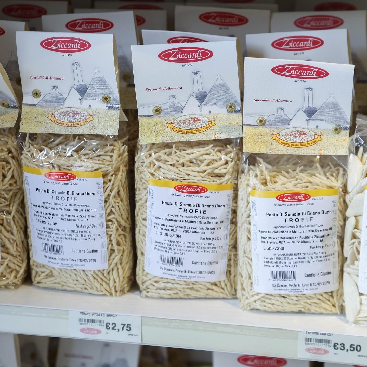 Sacchetti di pasta secca con l'etichetta 