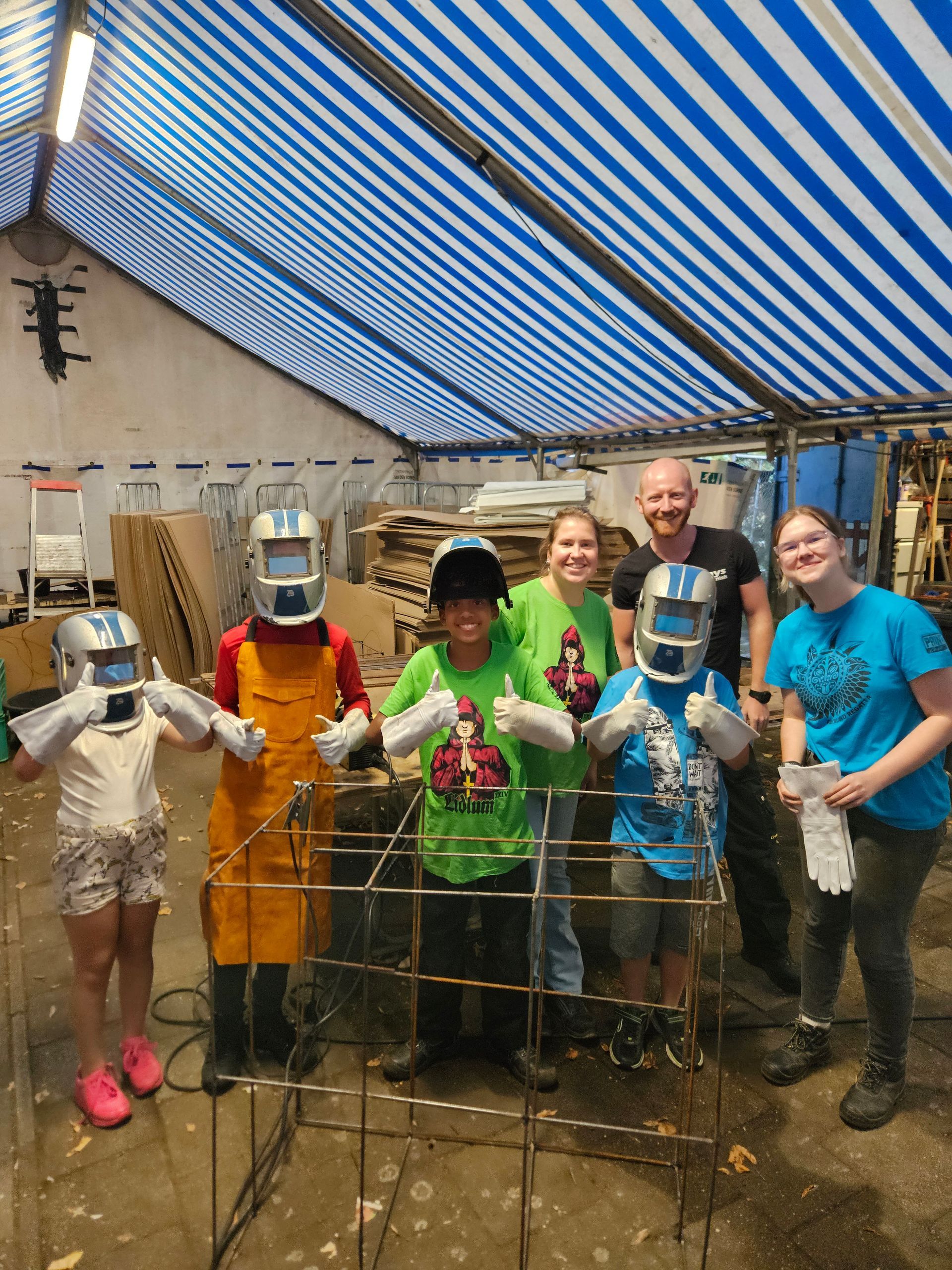 Een groep mensen staat rond een praalwagen van bloemen in een optocht.