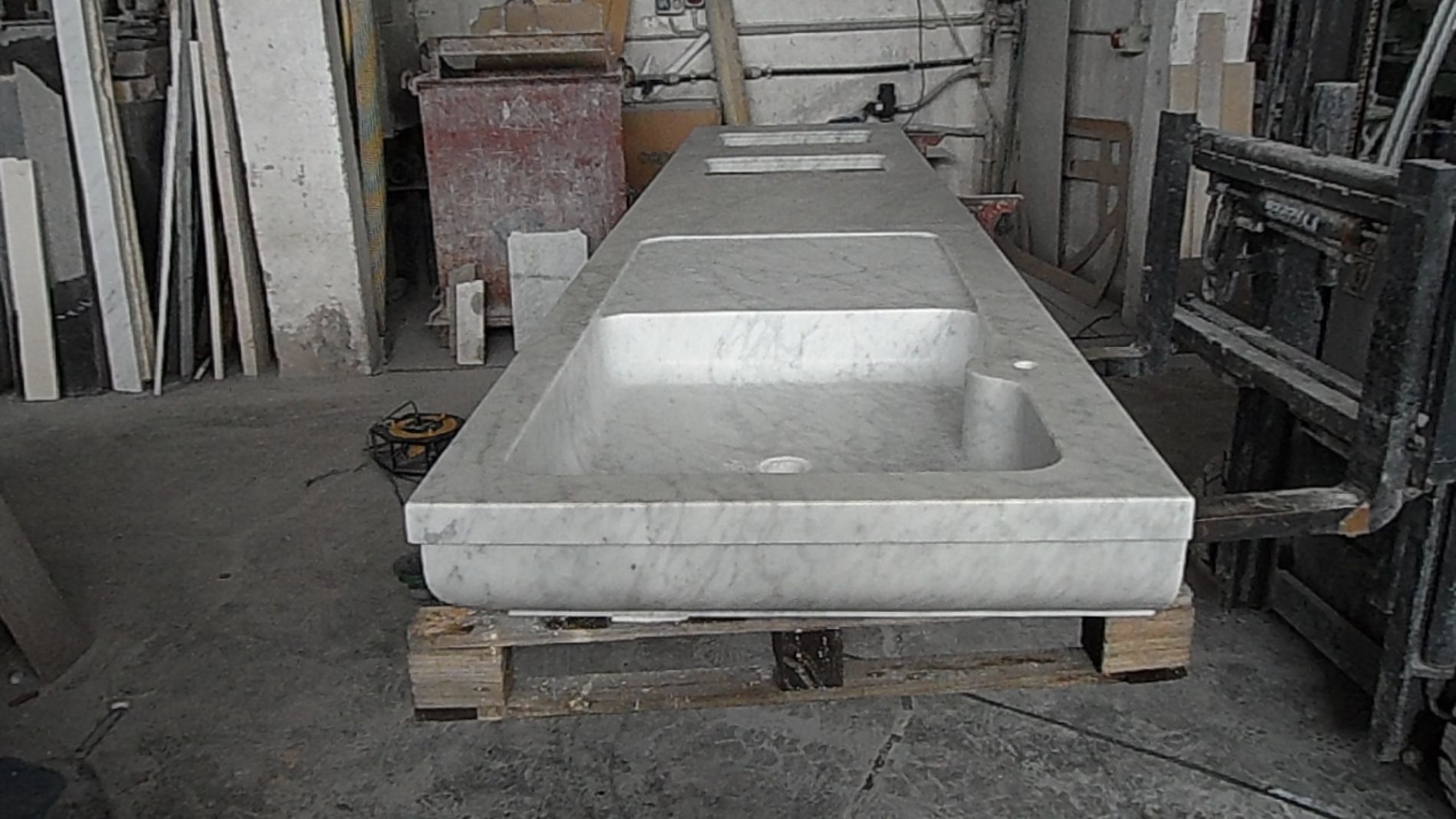 piano con lavabo in marmo