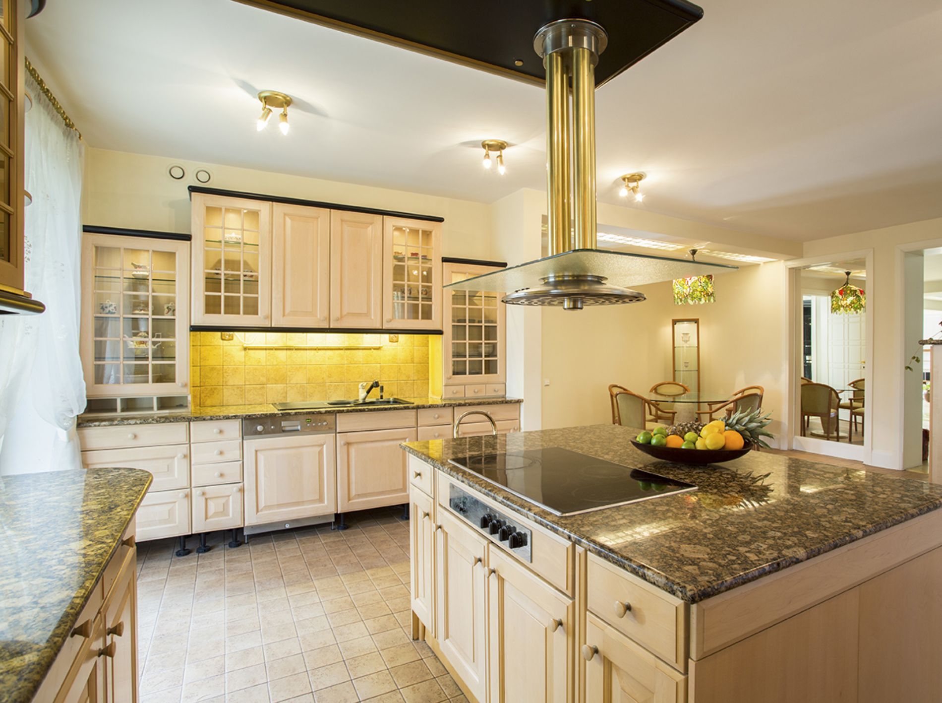 cucina con isola in marmo