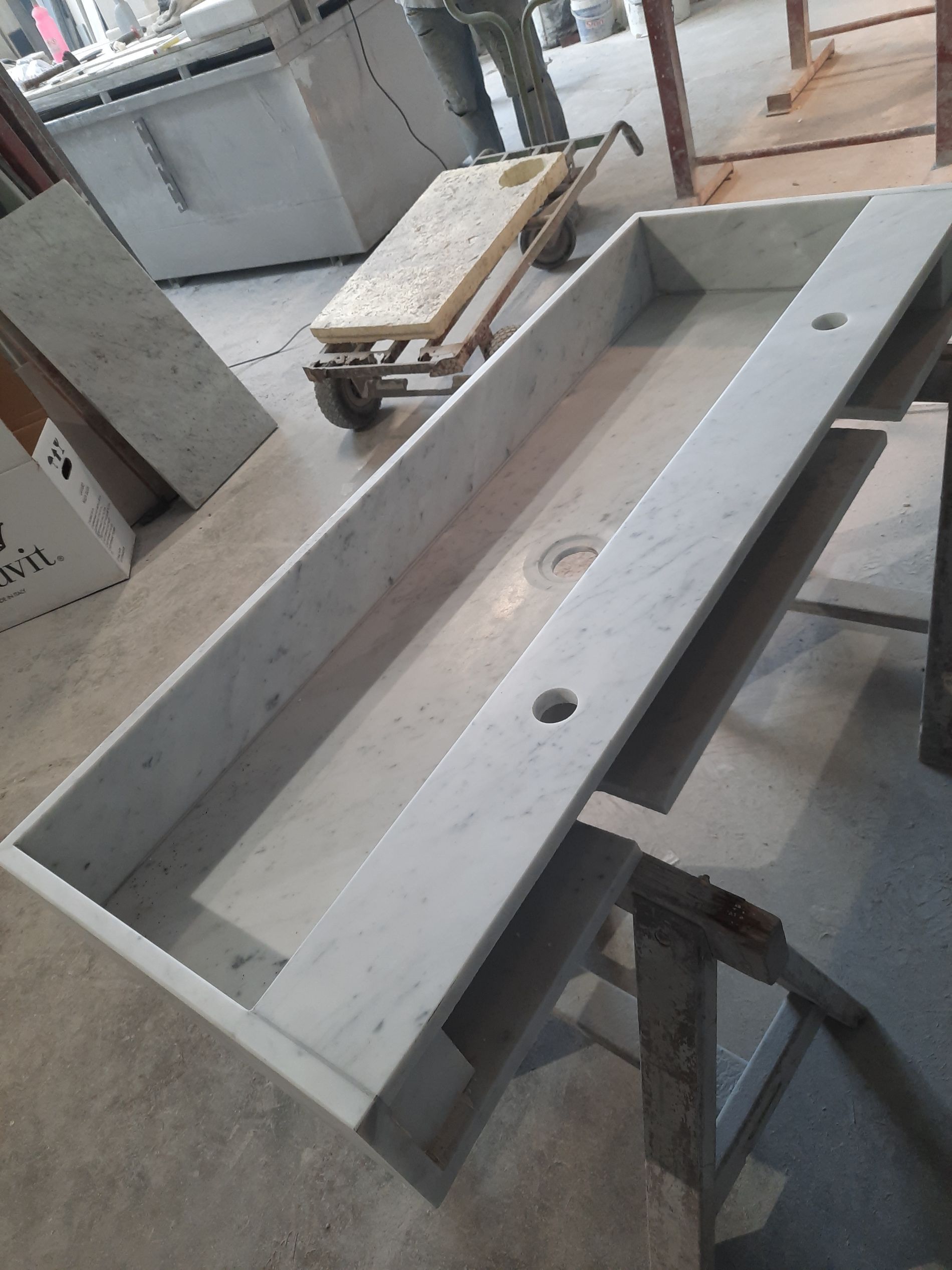 Lavandino in marmo su misura