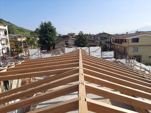 Una struttura in legno viene costruita sopra un edificio