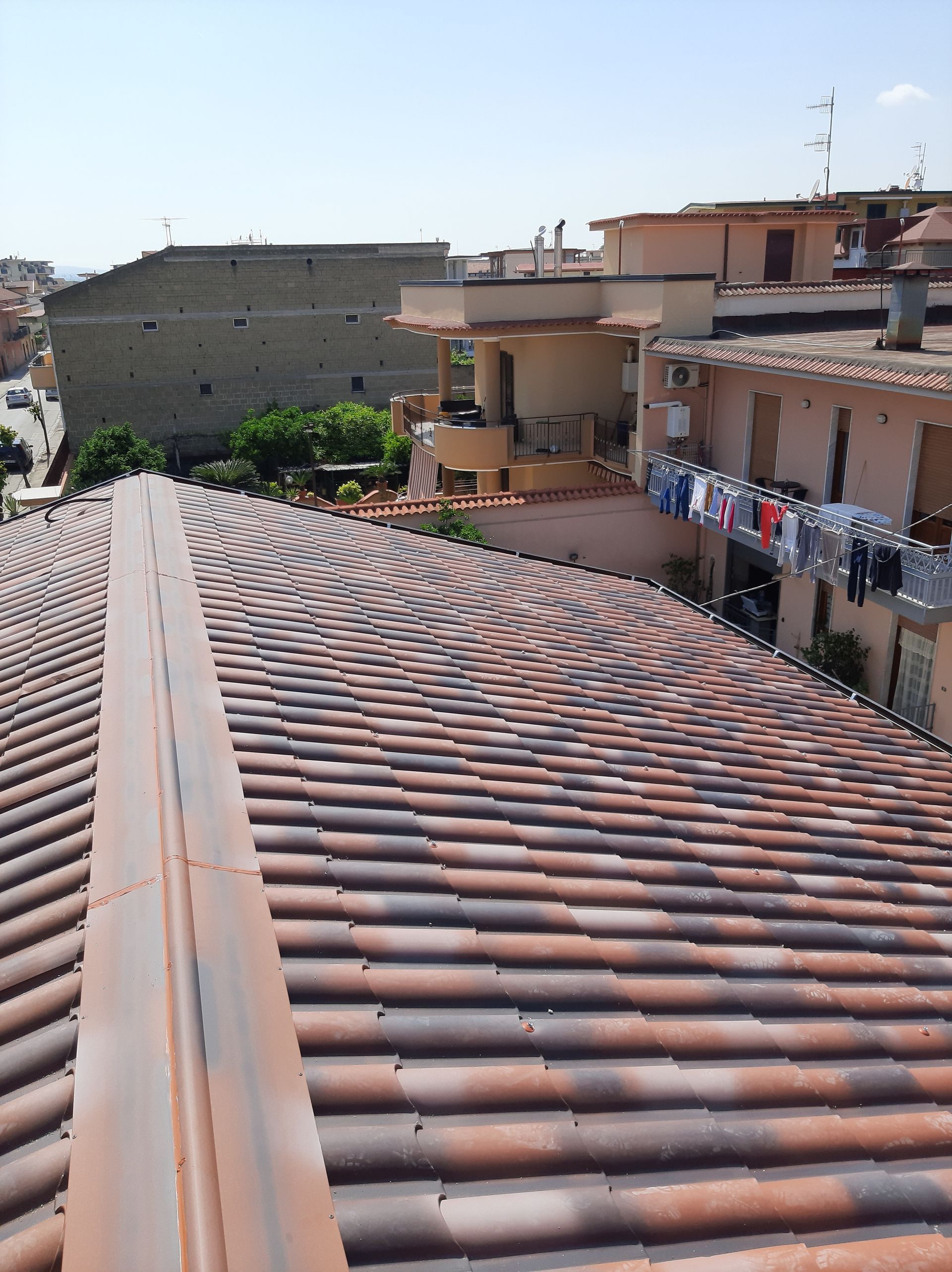 Il tetto di un edificio con un sacco di tegole sopra