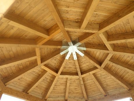 L'interno di un gazebo in legno con ventilatore a soffitto