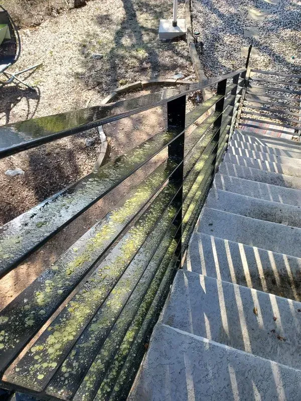 A close up of a railing on a set of stairs.