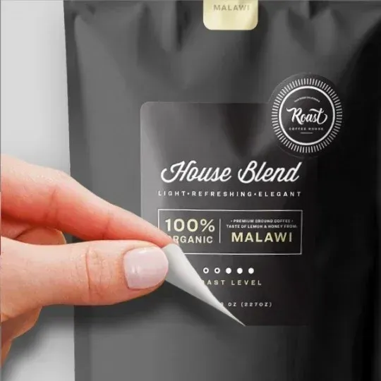 Que tipo de material necesito Los dedos de una mujer quitando de una bolsa de plástico negra una etiqueta