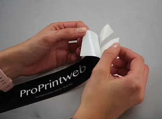 Etiqueta con adhesivo removible Etiqueta con adhesivo removible