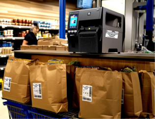 Supermercado, bolsas de papel e impresora de etiqueta