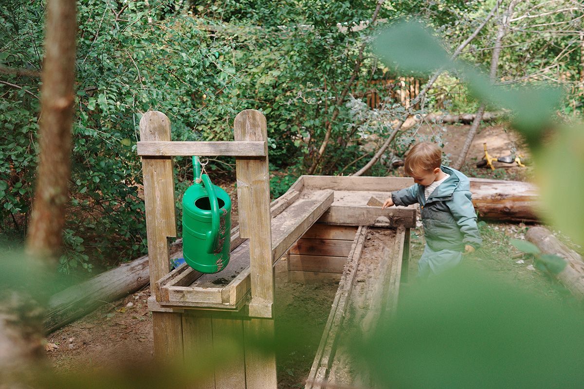 Kinderladen Waldgarten Wasserbahn aus Holz