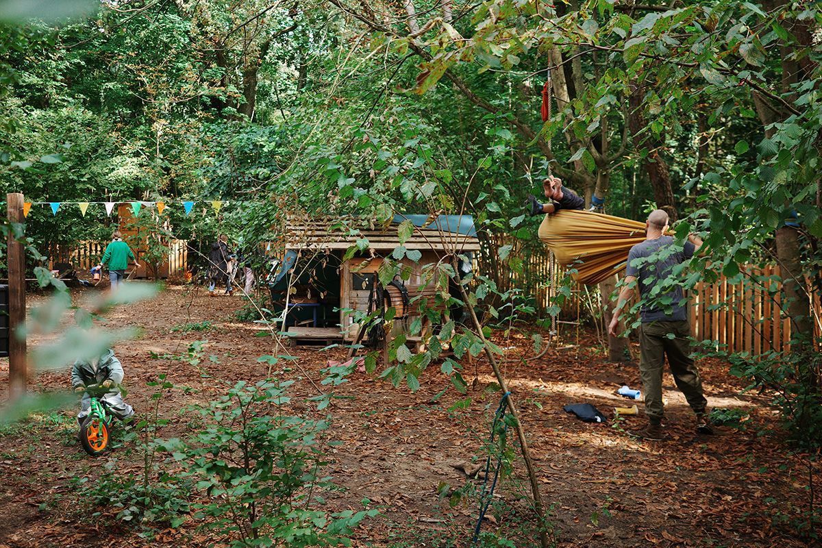 Kinderladen Waldgarten mit Hängematte und Spielhaus