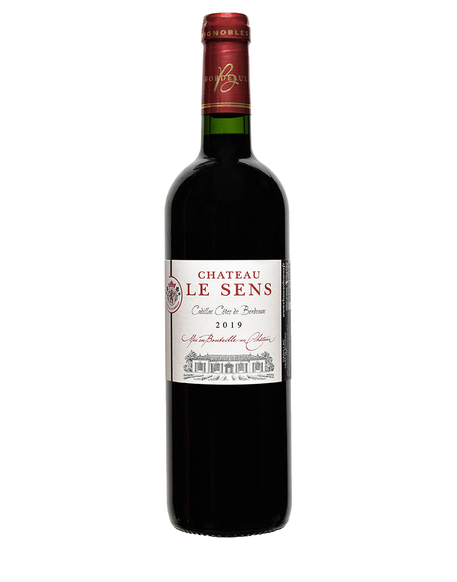 Une bouteille de vin rouge avec une étiquette blanche sur fond blanc.