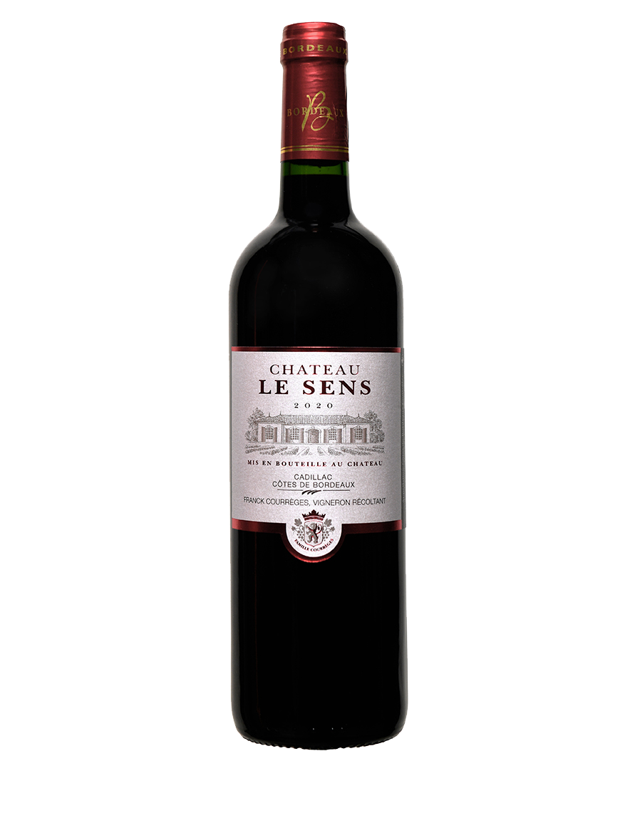 Une bouteille de vin rouge avec une étiquette blanche sur fond blanc.