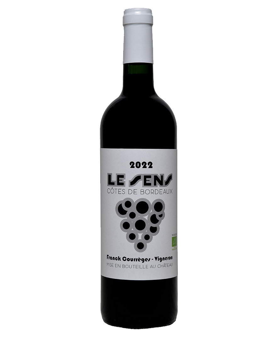 Une bouteille de vin rouge avec une étiquette blanche et une grappe de raisin dessus.