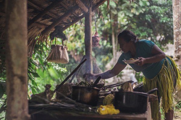 Mujer del Amazonas cocinando